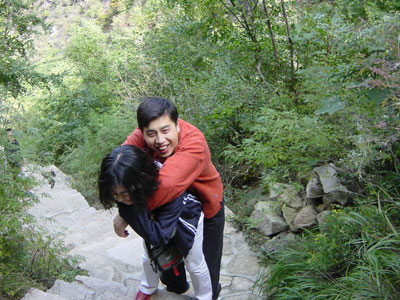 媳妇背八戒上山:)